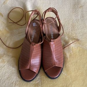NWOT Weeboo brand heeled, sling back